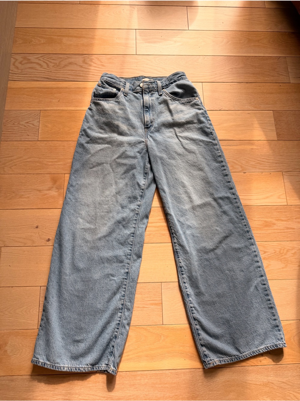 Levi's wide leg cinch waist jeans 28